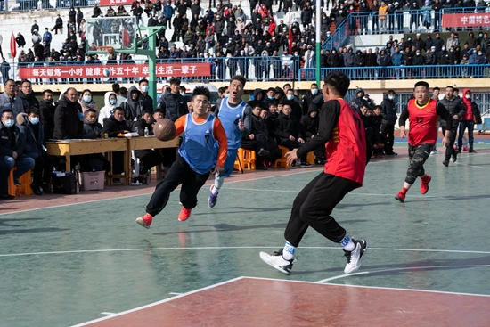 儿童如何在游戏中学习篮球技术_1